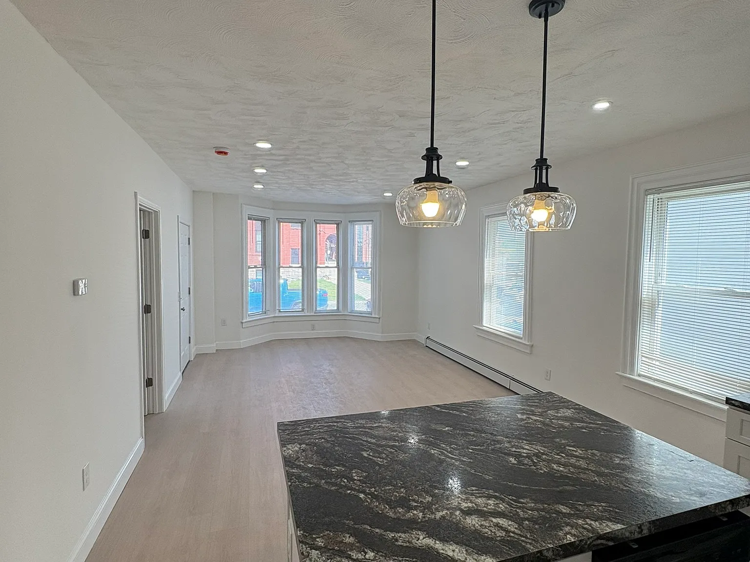 3 bed, 1.5 bath, 1200 sqft, $2,200 — Photo 2