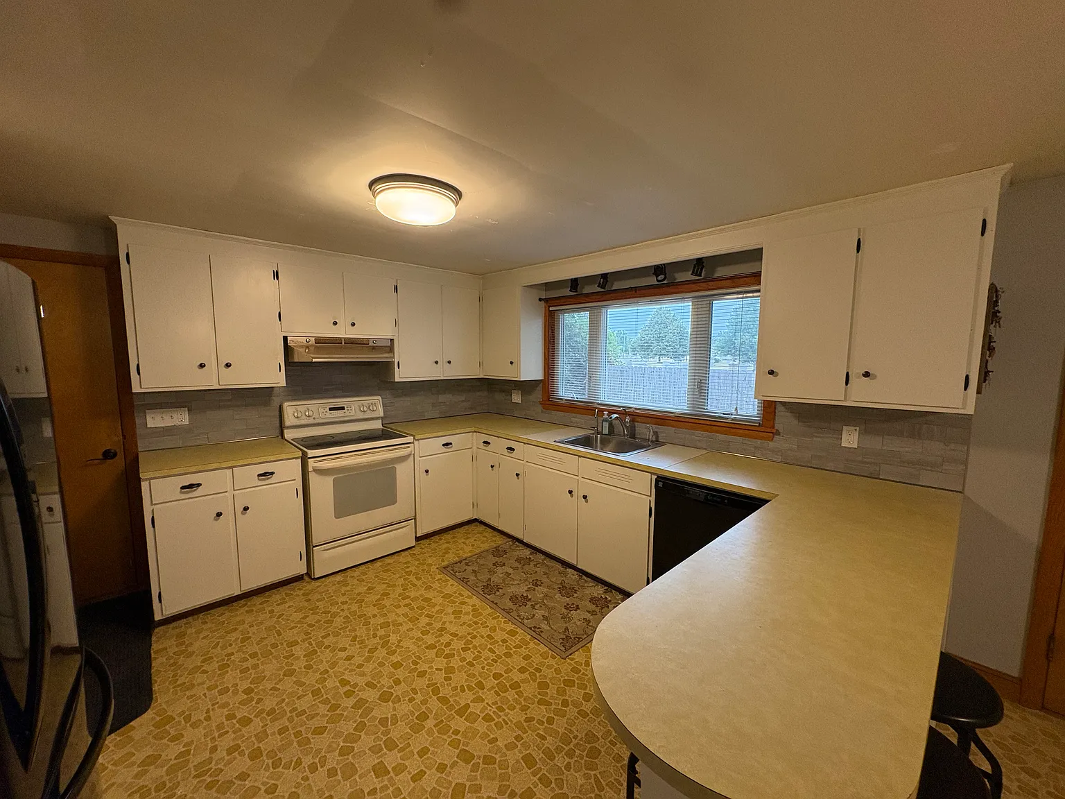 3 bed, 1726 sqft, $3,000 — Photo 3