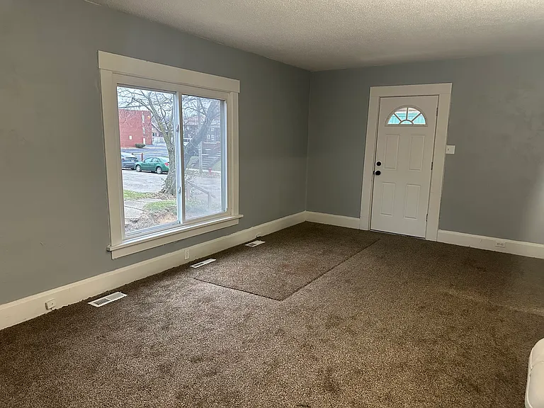 111 Arlington Ave NW — Photo 4