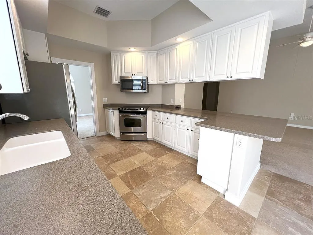 3 bed, 3.0 bath, 2008 sqft, $3,250 — Photo 3
