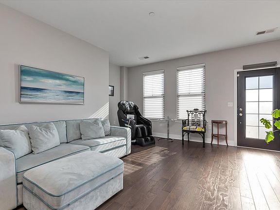 3rd image of 29 Midway Rd N