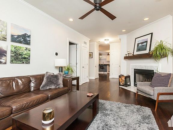 3rd image of 748 W Melrose St #20
