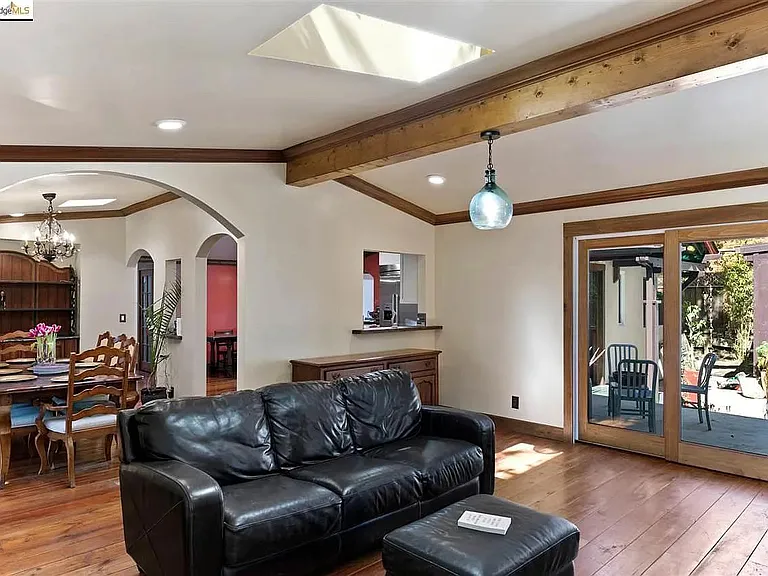 1031 Short St — Photo 7