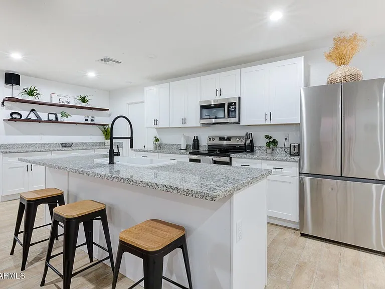 1821 W Hadley St — Photo 3