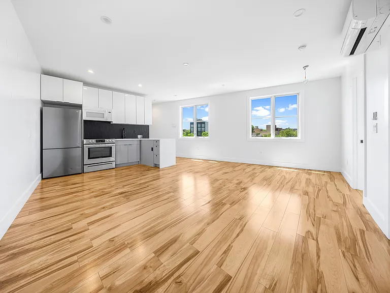 33-29 Astoria Blvd N #2D — Photo 1