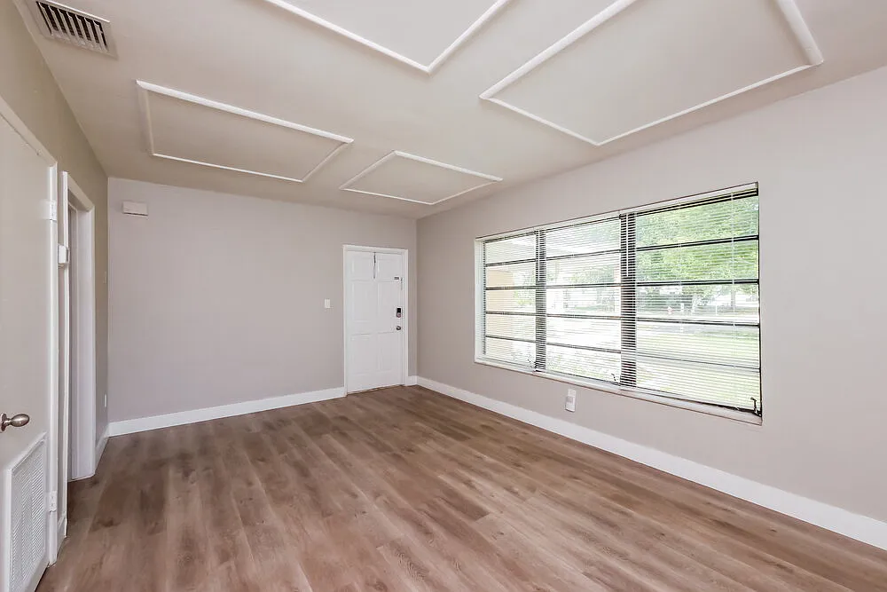 3 bed, 1.0 bath, 1147 sqft, $2,360 — Photo 4