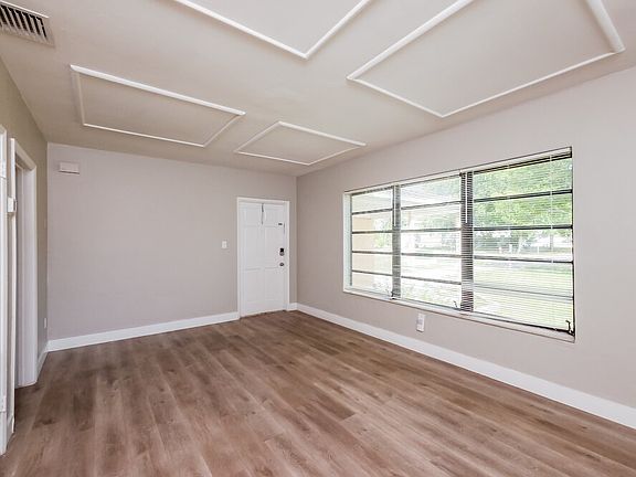 4th image of 381 Carolina Ave