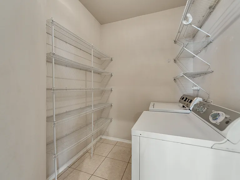203 Cedar Creek Dr — Photo 12