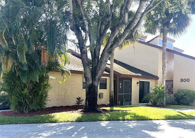 1st image of 801 Lakeview Cir