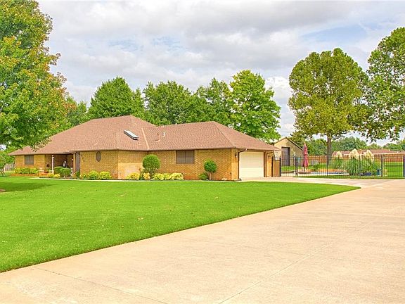 5th image of 826 S Ebeling Dr