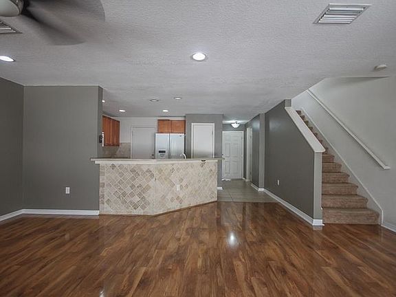 5th image of 10846 Kensington Park Ave