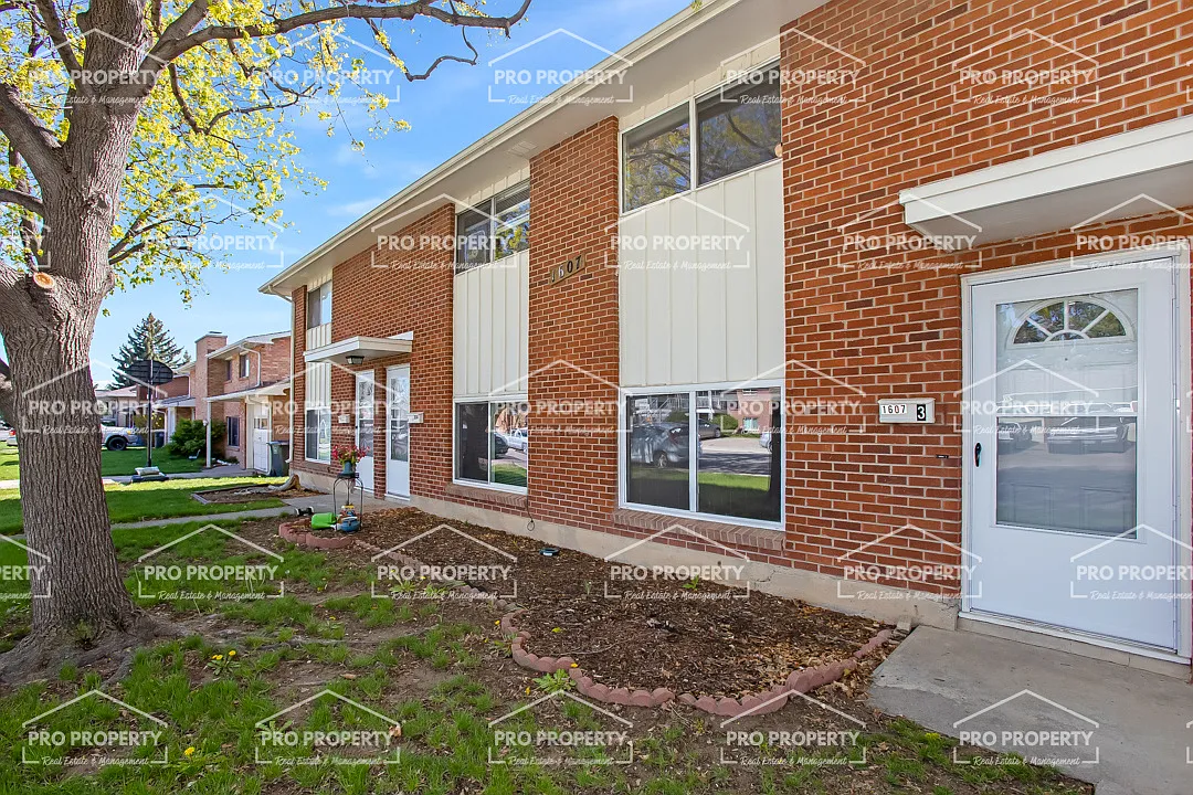 2 bed, 1.5 bath, 910 sqft, $1,295 — Photo 2