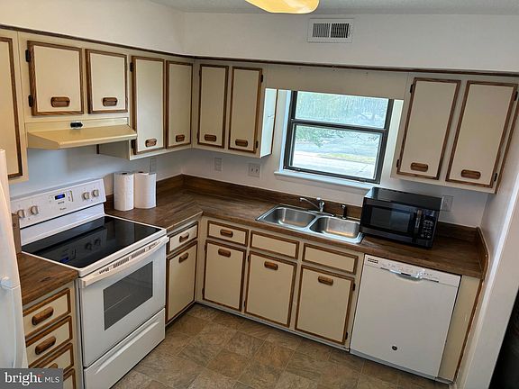 5th image of 8530 Tidewater Dr APT 201