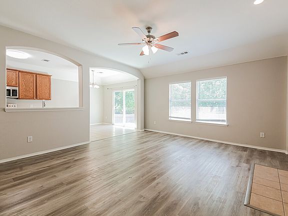 4th image of 904 Starling Ln