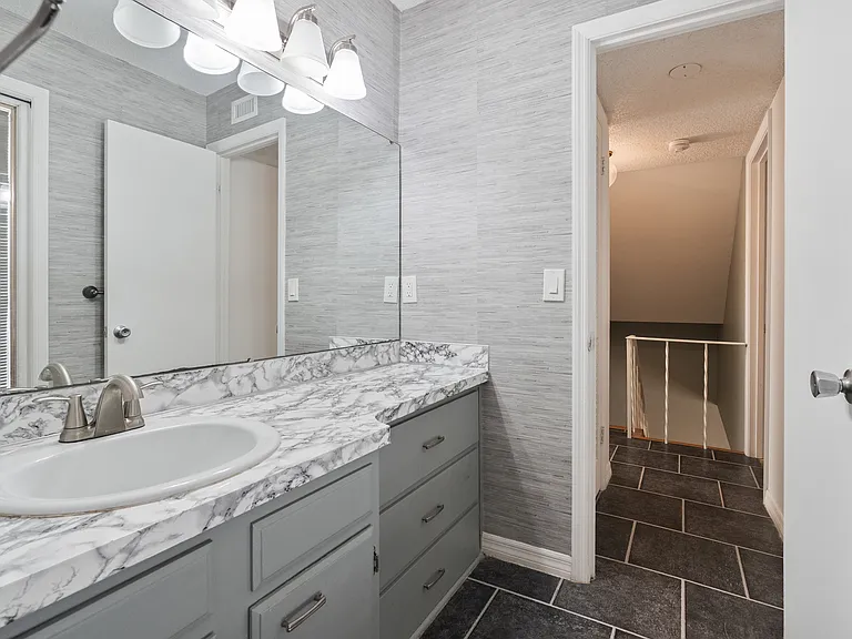 Hall bath (2nd flr.)