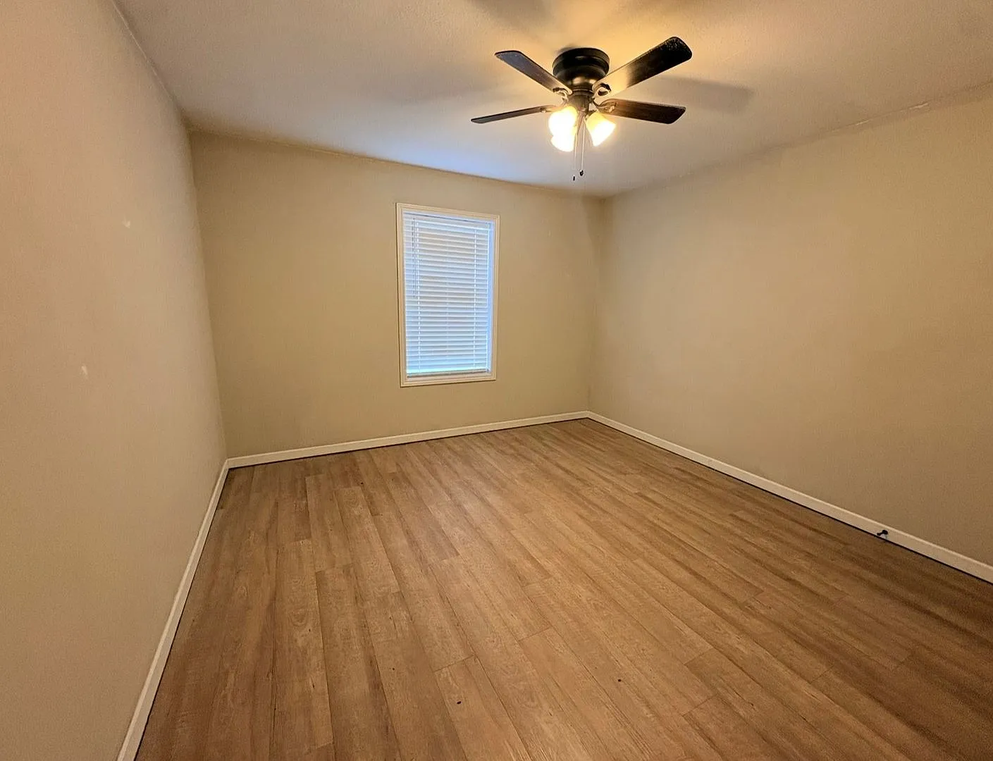1723 N Tallowood Drive — Photo 2
