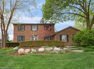 25561 Ranchwood Dr, Farmington Hills, MI 48335