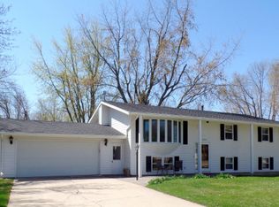 825 18th St, Windom, MN 56101