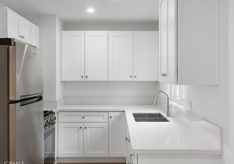 240 E Providencia Ave — Photo 4