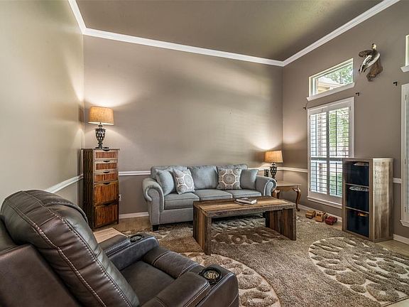 3rd image of 2861 Everett Dr