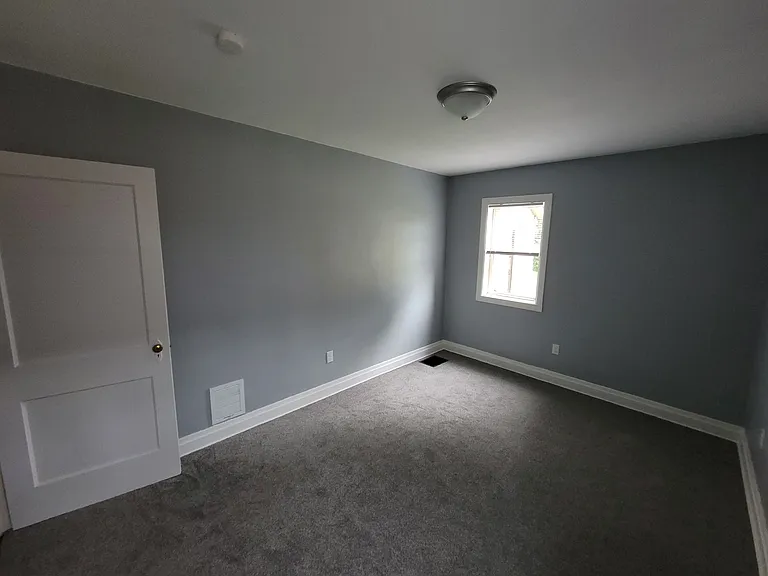 813 W 33rd St — Photo 26