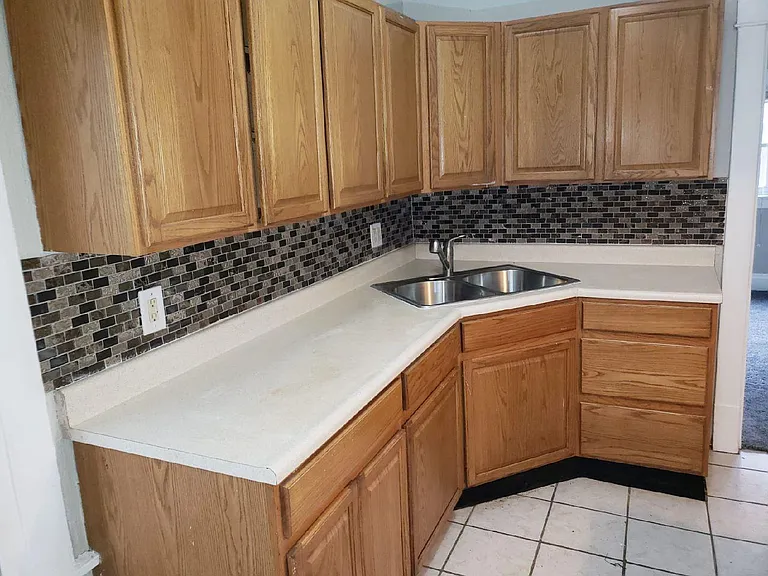 2220 Carpenter Ave — Photo 2