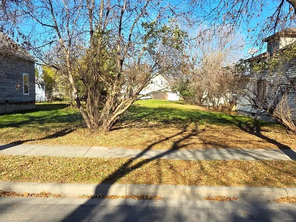 412 8th St, International Falls, MN 56649