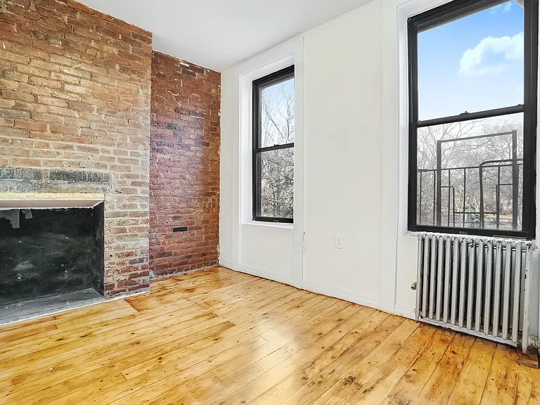 154 E 7th St #3 — Photo 5