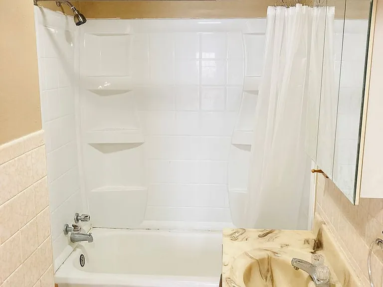 320 W Elm St — Photo 7