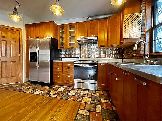 3rd image of 135 16th St #2