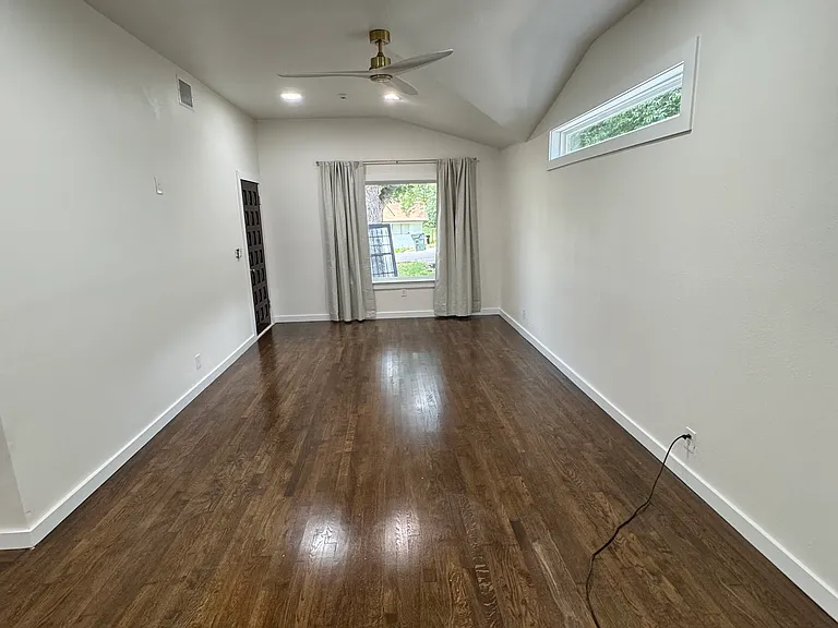 409 Sarah St — Photo 2