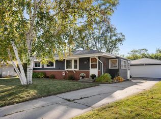 1535 Parknoll Ln, Port Washington, WI