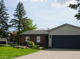 2056 Baywood Dr, Wixom, MI 48393