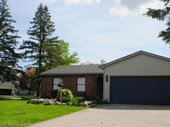 2056 Baywood Dr, Wixom, MI 48393