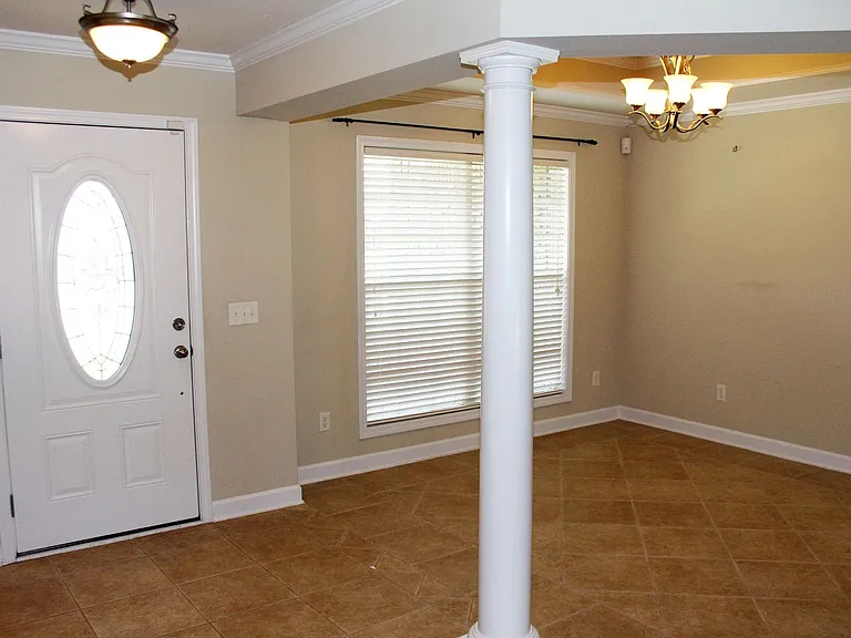 113 Stonehedge Dr — Photo 2