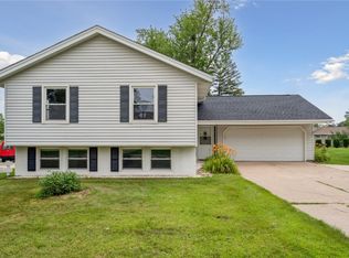 4702 Twin Pine Dr NE, Cedar Rapids, IA 52402