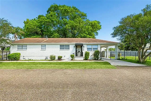 4 bed, 2.0 bath, 1628 sqft, $2,350 — Photo 2