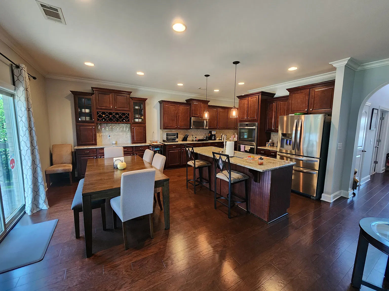 4 bed, 3136 sqft, $3,400 — Photo 4