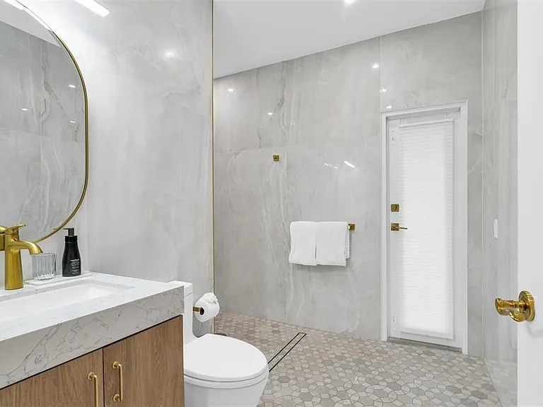 319 S Riverside Dr — Photo 54