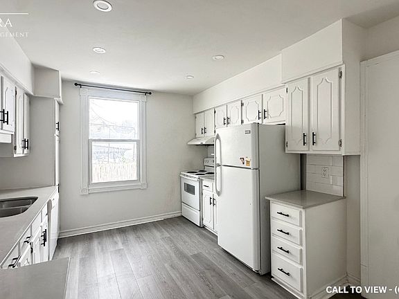 2nd image of 981 Hackett St #981
