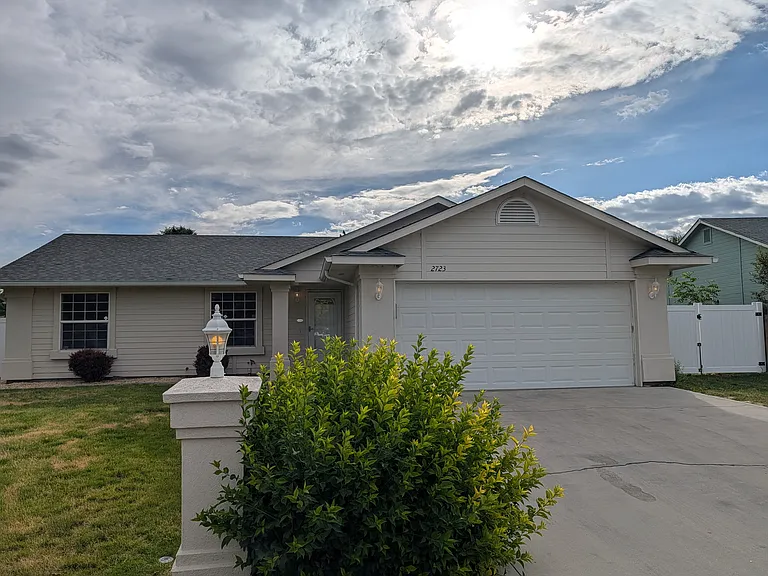 2723 Manchester Dr — Photo 1