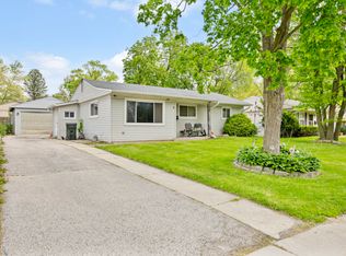 8 Sparrow Rd, Carpentersville, IL 60110