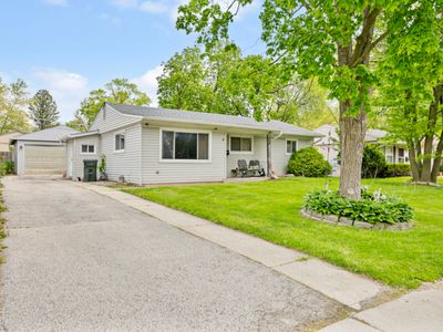 8 Sparrow Rd, Carpentersville, IL, 60110