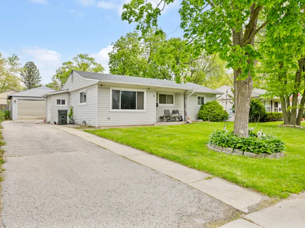 8 Sparrow Rd, Carpentersville, IL 60110