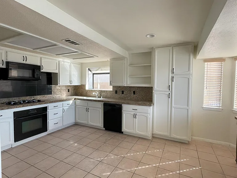 18135 Lakeview Dr — Photo 5