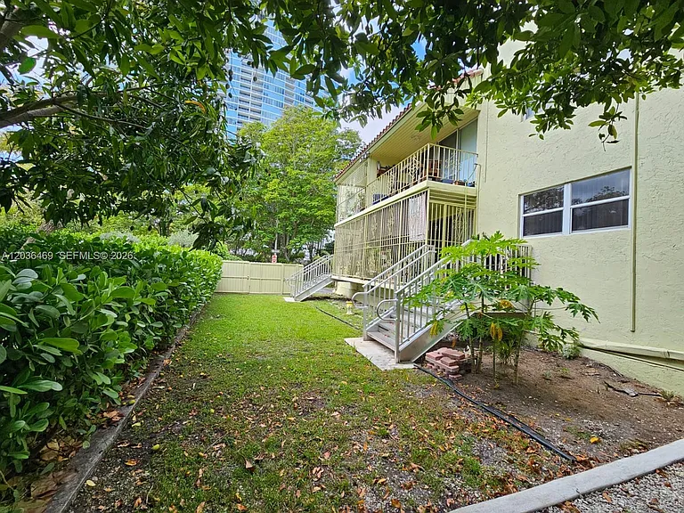 520 NE 38th St #12 — Photo 11