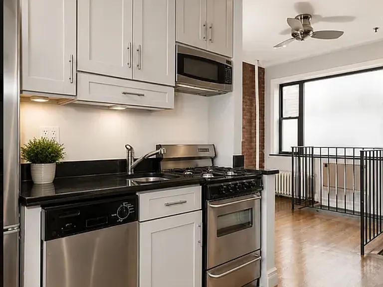 410 E 13th St #1D — Photo 1