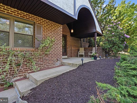 3rd image of 718 Bridgeview Rd