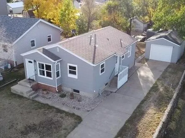 317 6th St NE, Watford City, ND 58854