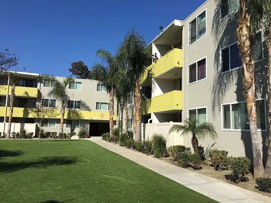 RESIDENCES AT WOODLAKE — Photo 1